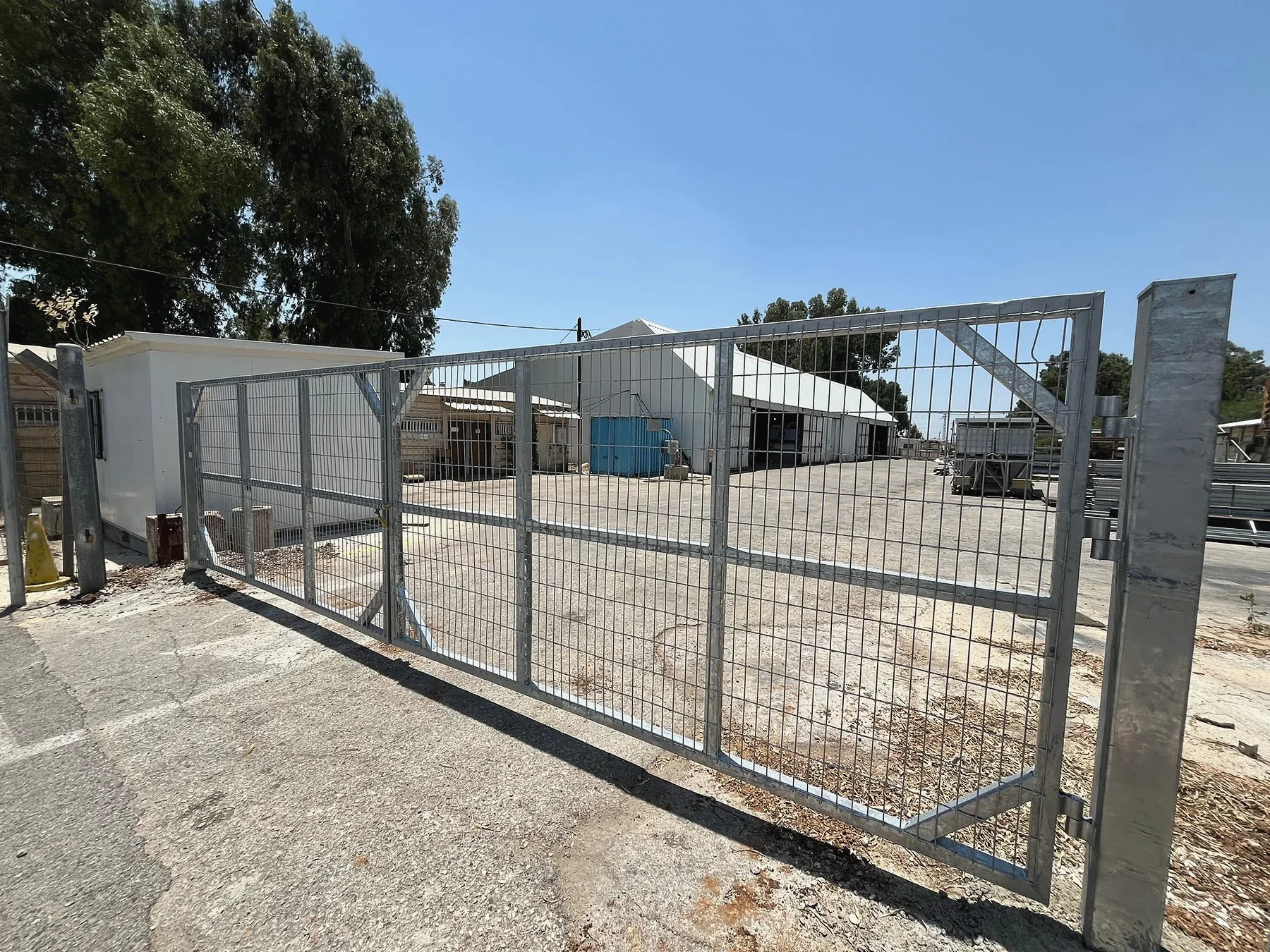 שער רשת שהתקנו בכניסה למתחם
